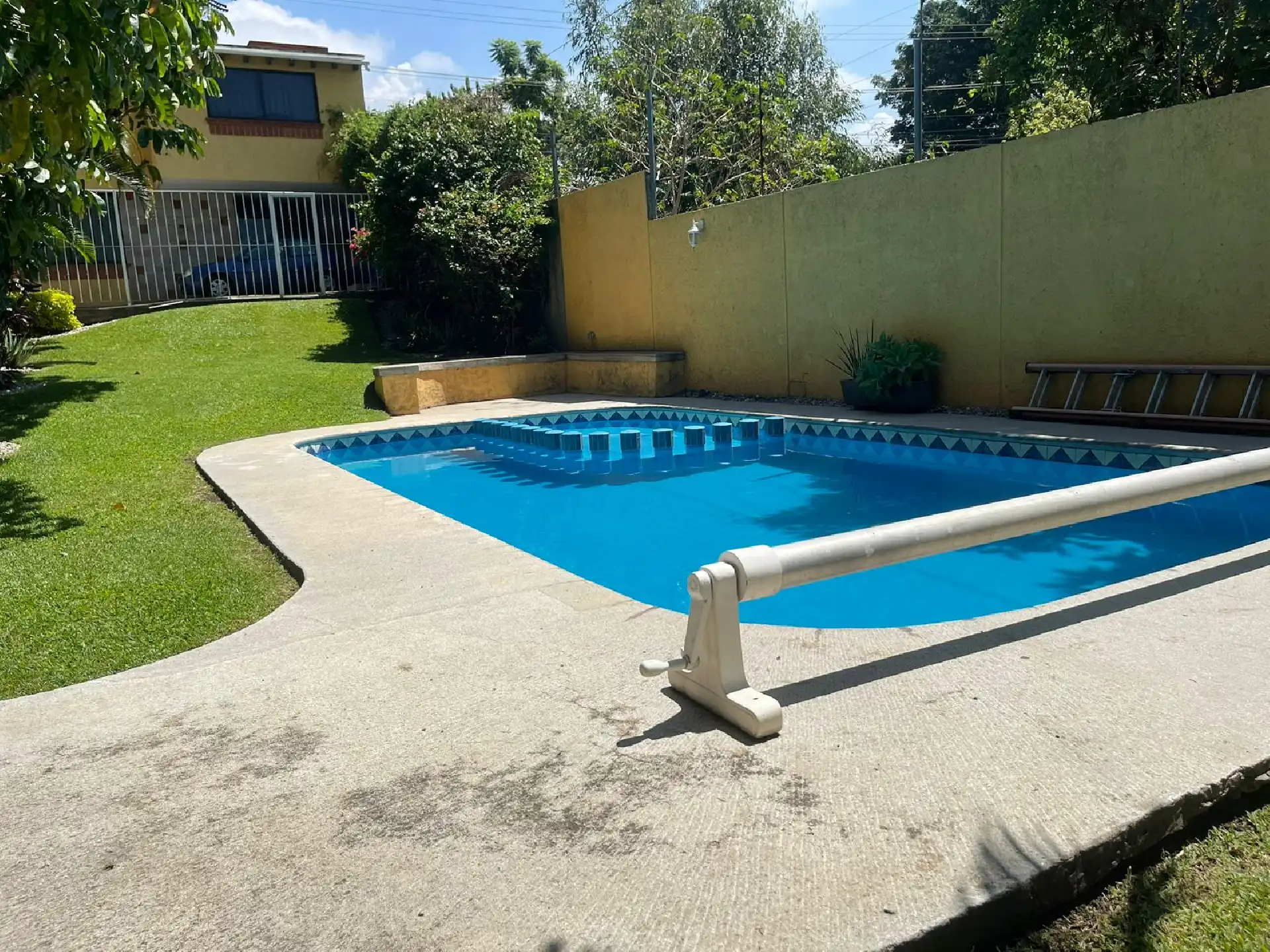 Bonita casa en Lomas de Cortés, condominio portón eléctrico, 3 recamaras, 3.5 baños