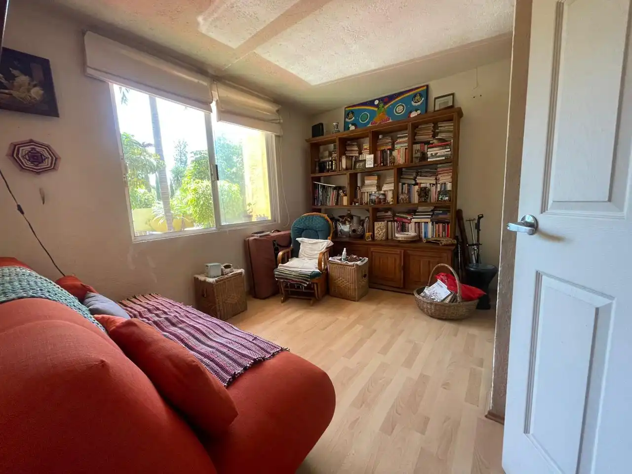 Bonita casa en Lomas de Cortés, condominio portón eléctrico, 3 recamaras, 3.5 baños