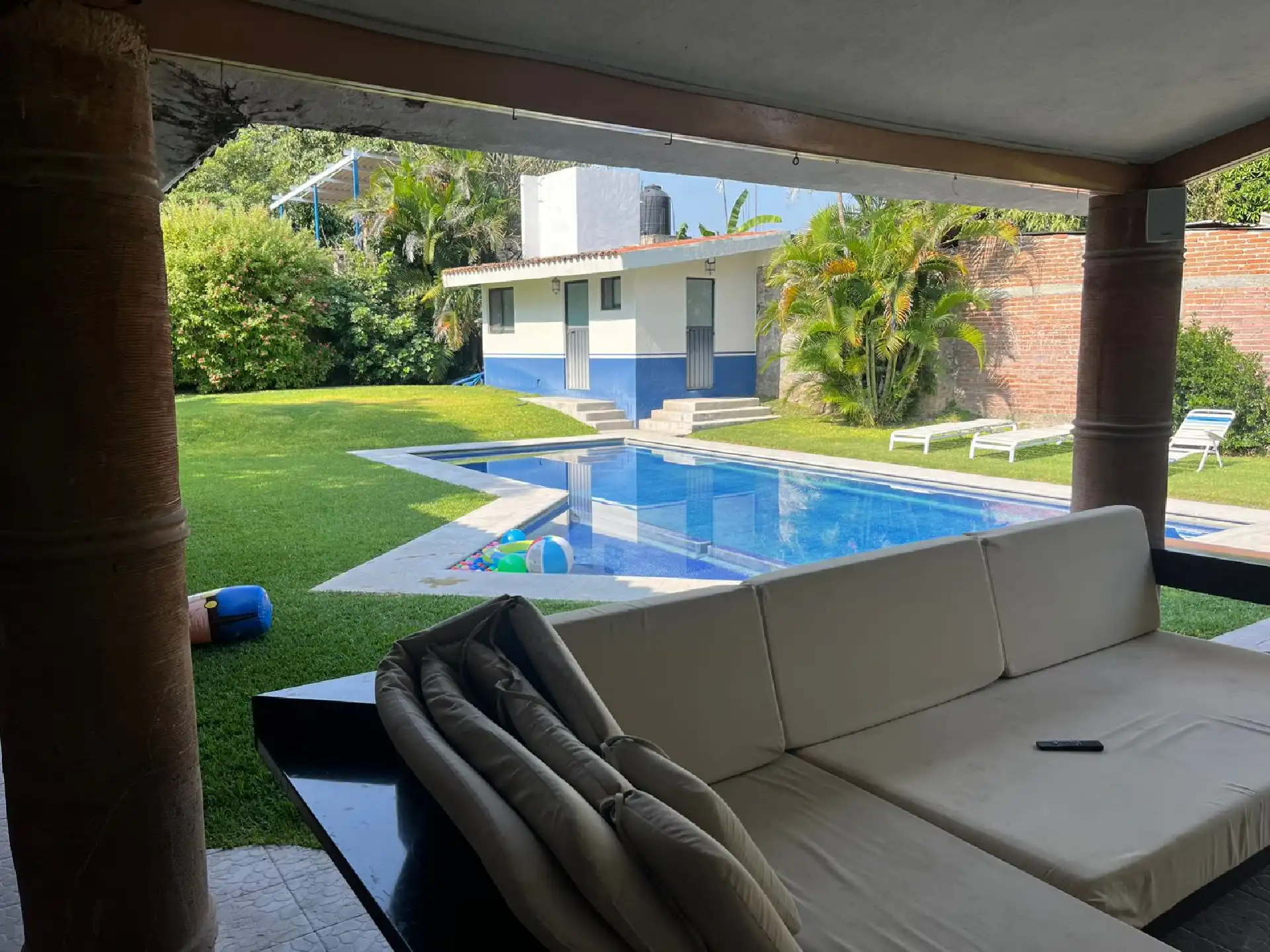 Confortable y Excelente casa en Mazatepec, Morelos, un solo nivel, 5 recamaras, 3 baños, alberca