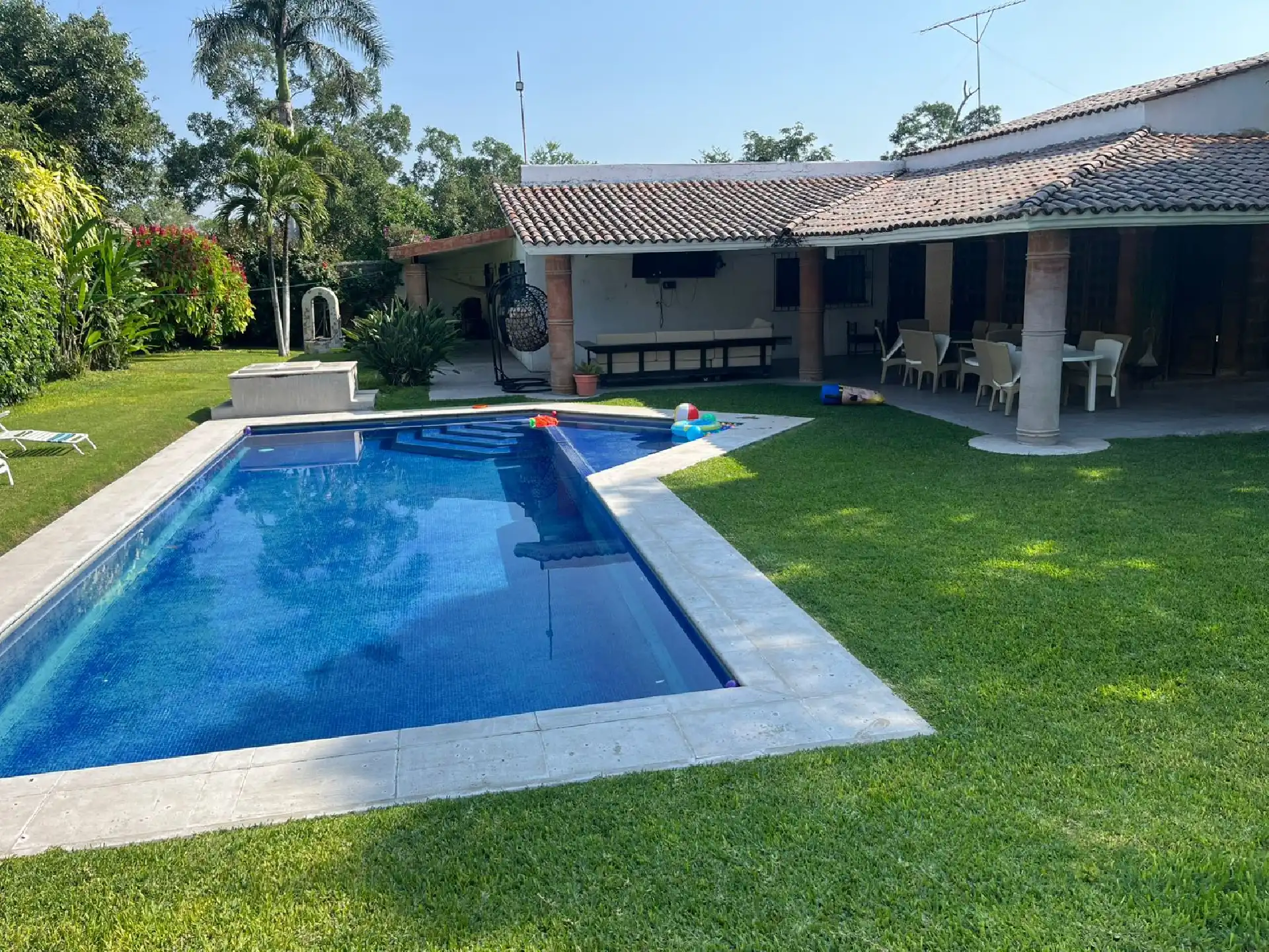 Confortable y Excelente casa en Mazatepec, Morelos, un solo nivel, 5 recamaras, 3 baños, alberca