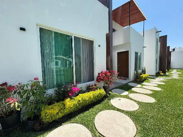 Casa en condominio en Lomas de Jiutepec, seguridad 24/4, 3 recamaras, 3 baños, alberca