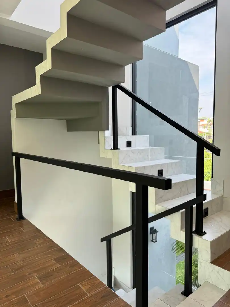 Preciosa casa en Burgos, fraccionamiento con seguridad 24/7. 4 rec, 4 baños, 2 medios baños, alberca