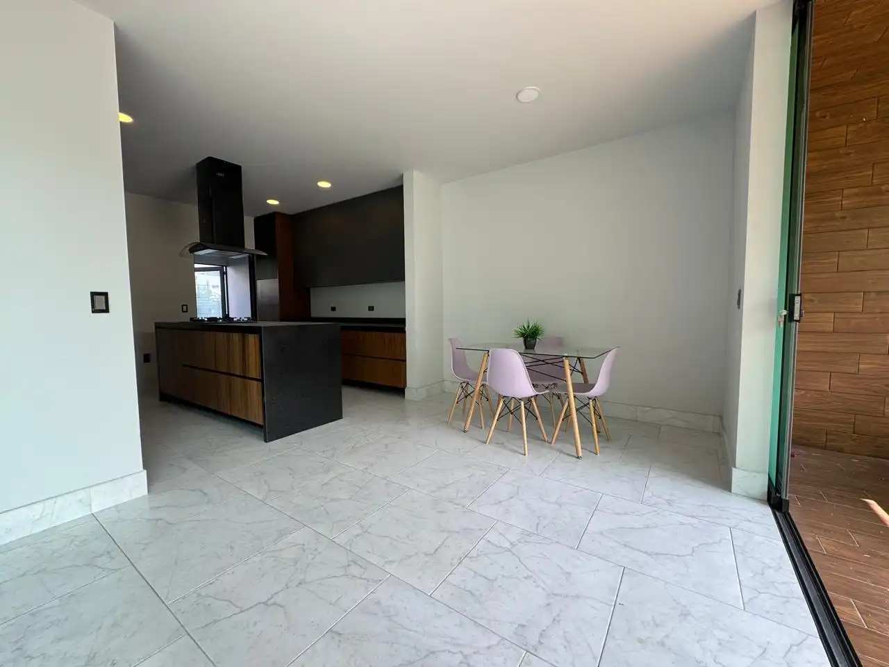 Preciosa casa en Burgos, fraccionamiento con seguridad 24/7. 4 rec, 4 baños, 2 medios baños, alberca