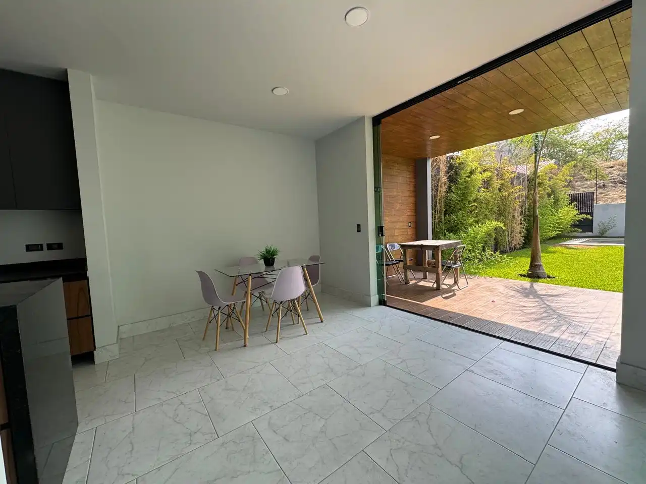 Preciosa casa en Burgos, fraccionamiento con seguridad 24/7. 4 rec, 4 baños, 2 medios baños, alberca