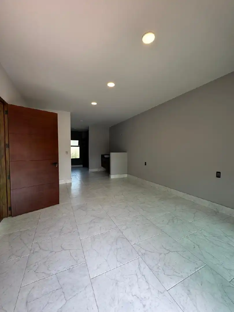 Preciosa casa en Burgos, fraccionamiento con seguridad 24/7. 4 rec, 4 baños, 2 medios baños, alberca