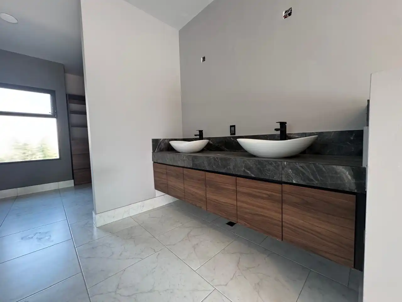 Preciosa casa en Burgos, fraccionamiento con seguridad 24/7. 4 rec, 4 baños, 2 medios baños, alberca