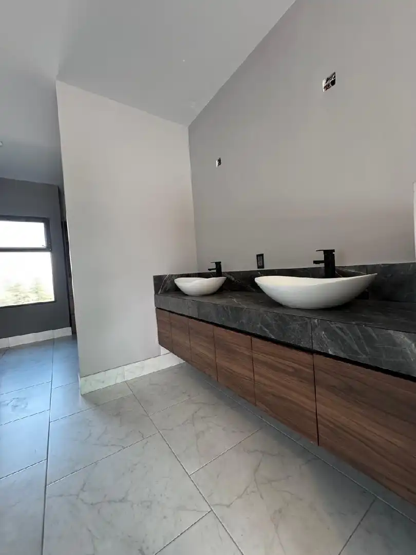 Preciosa casa en Burgos, fraccionamiento con seguridad 24/7. 4 rec, 4 baños, 2 medios baños, alberca