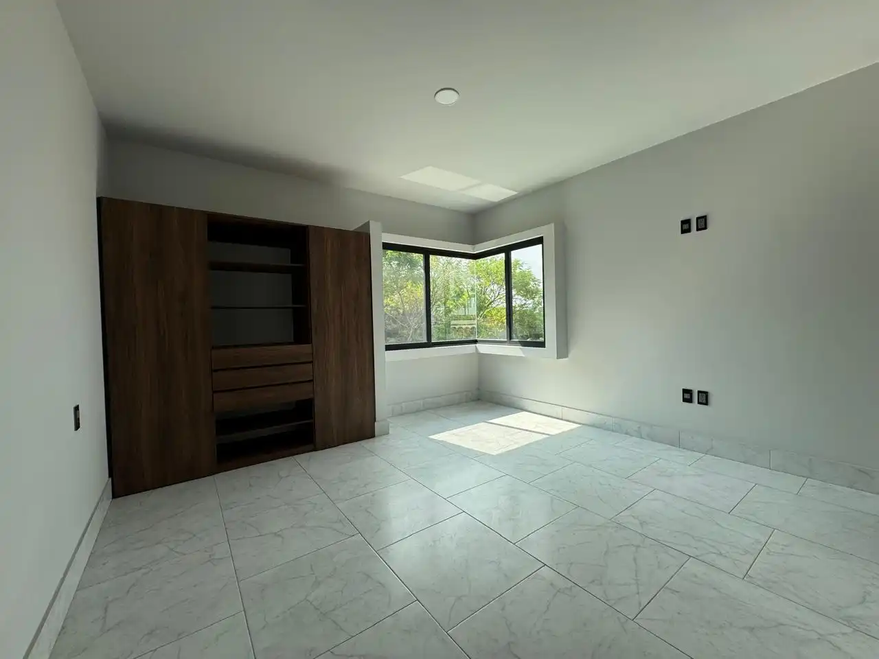 Preciosa casa en Burgos, fraccionamiento con seguridad 24/7. 4 rec, 4 baños, 2 medios baños, alberca