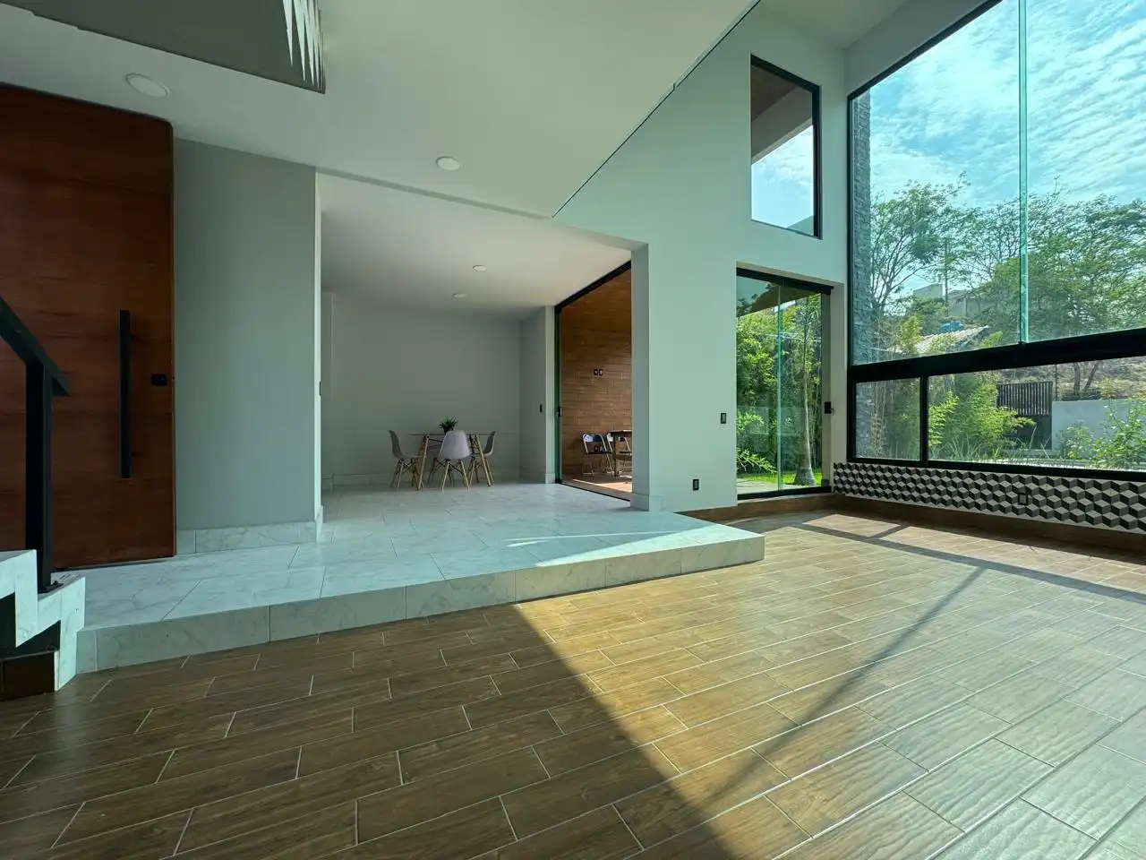 Preciosa casa en Burgos, fraccionamiento con seguridad 24/7. 4 rec, 4 baños, 2 medios baños, alberca