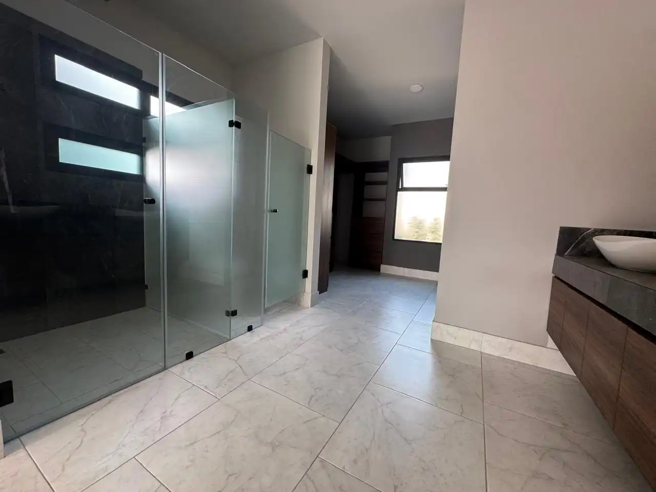 Preciosa casa en Burgos, fraccionamiento con seguridad 24/7. 4 rec, 4 baños, 2 medios baños, alberca