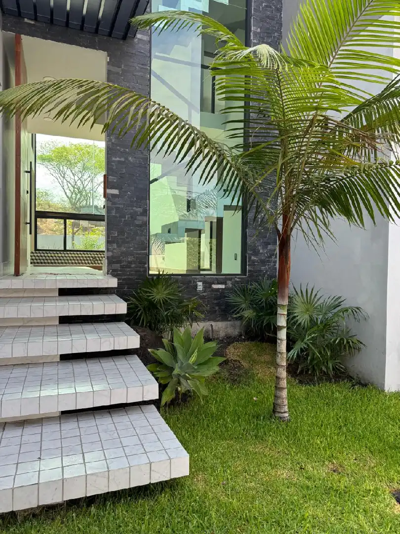 Preciosa casa en Burgos, fraccionamiento con seguridad 24/7. 4 rec, 4 baños, 2 medios baños, alberca