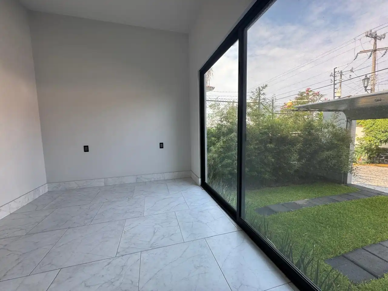 Preciosa casa en Burgos, fraccionamiento con seguridad 24/7. 4 rec, 4 baños, 2 medios baños, alberca