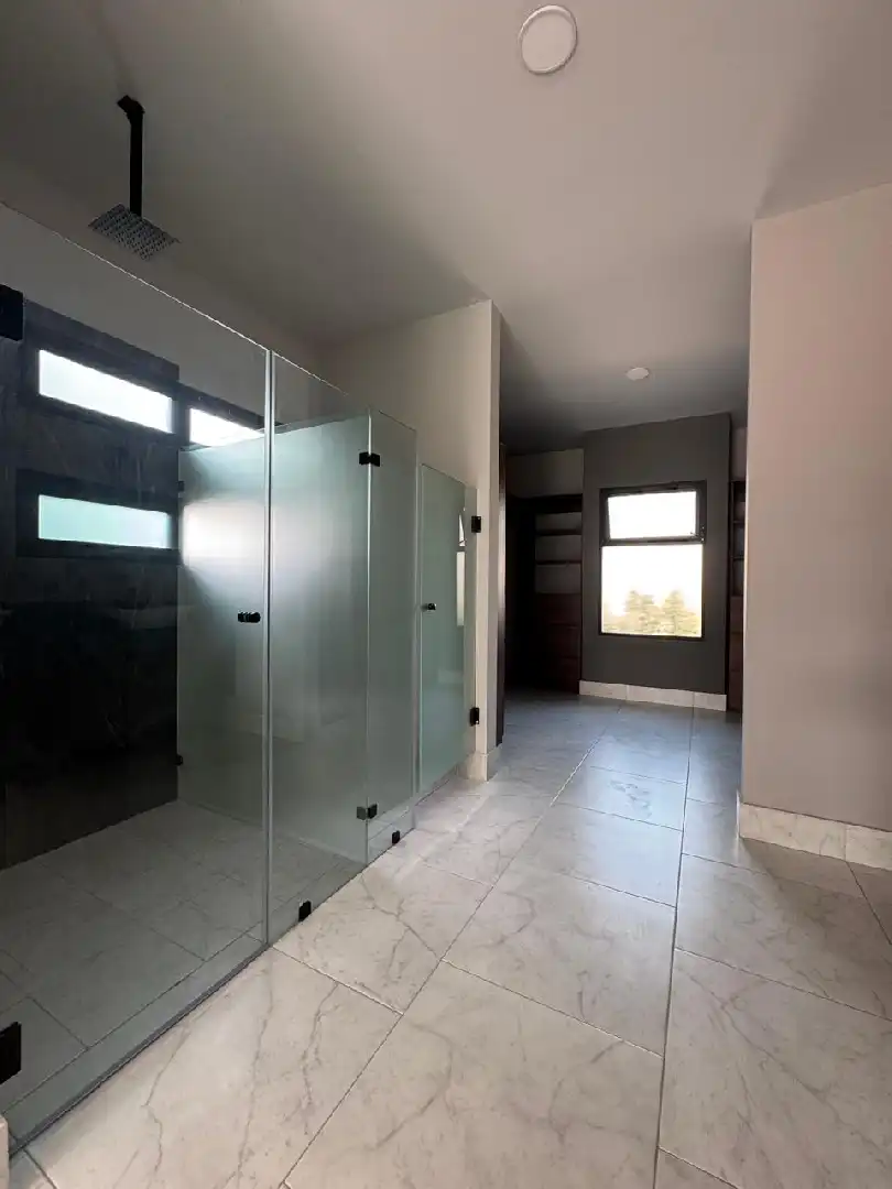 Preciosa casa en Burgos, fraccionamiento con seguridad 24/7. 4 rec, 4 baños, 2 medios baños, alberca