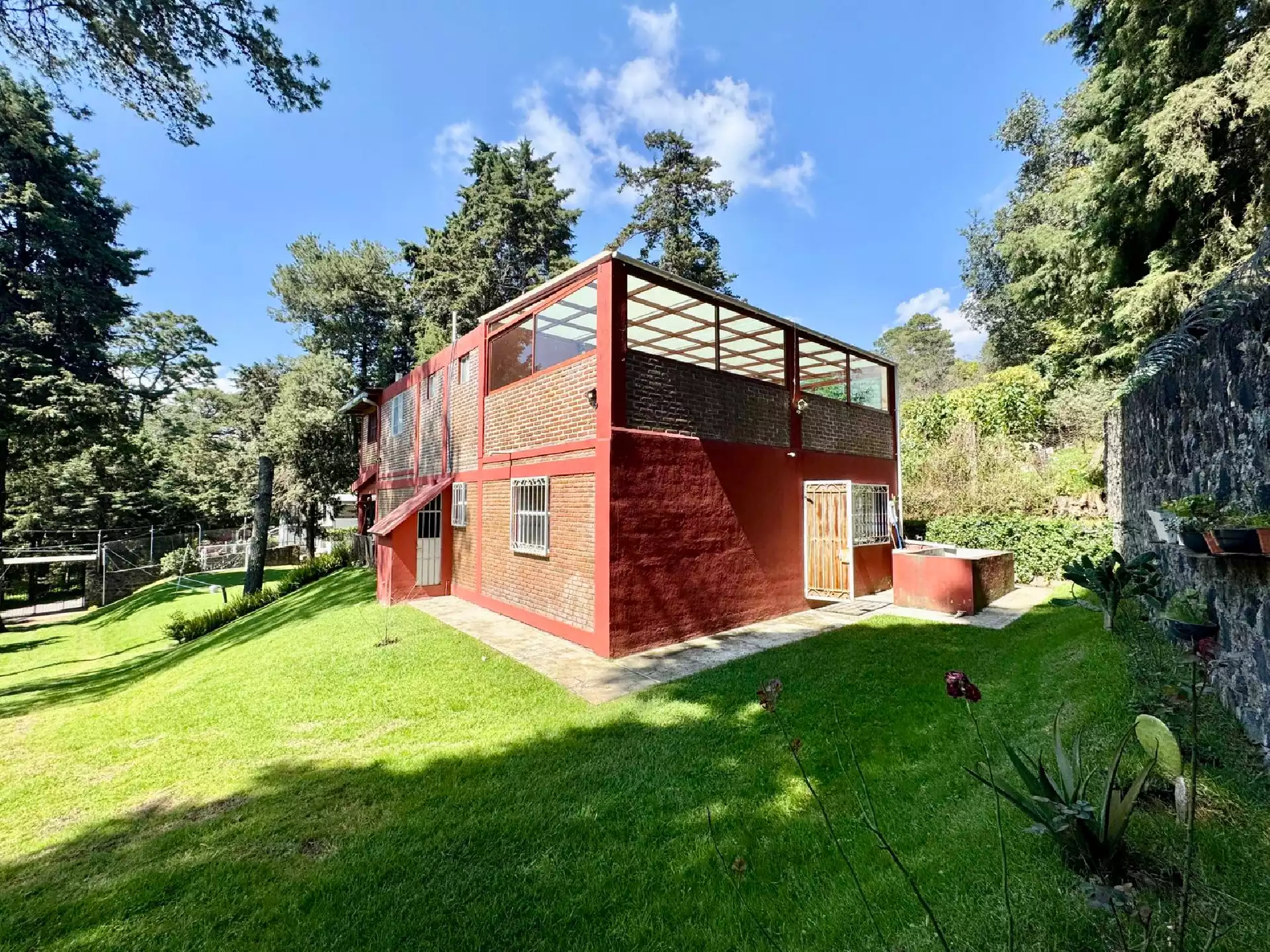 Hermosa casa norte de Cuernavaca, exclusiva zona boscosa sobre la carretera libre Cuernavaca–CDMX,