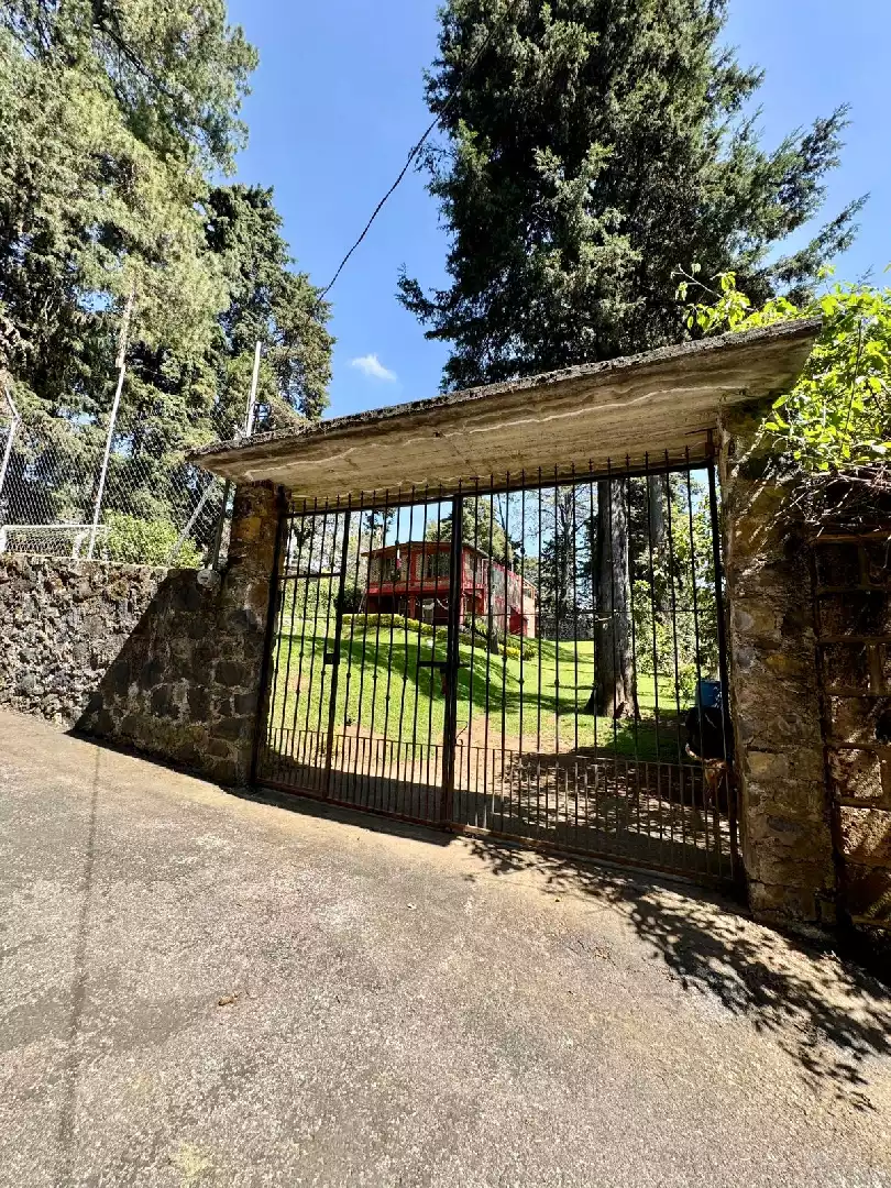 Hermosa casa norte de Cuernavaca, exclusiva zona boscosa sobre la carretera libre Cuernavaca–CDMX,