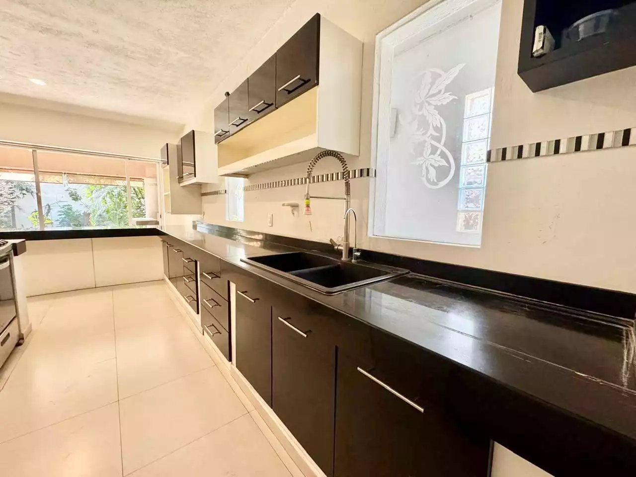 Hermosa residencia acabados de lujo fraccion vigilancia 24/7 en Palmira Tinguindin