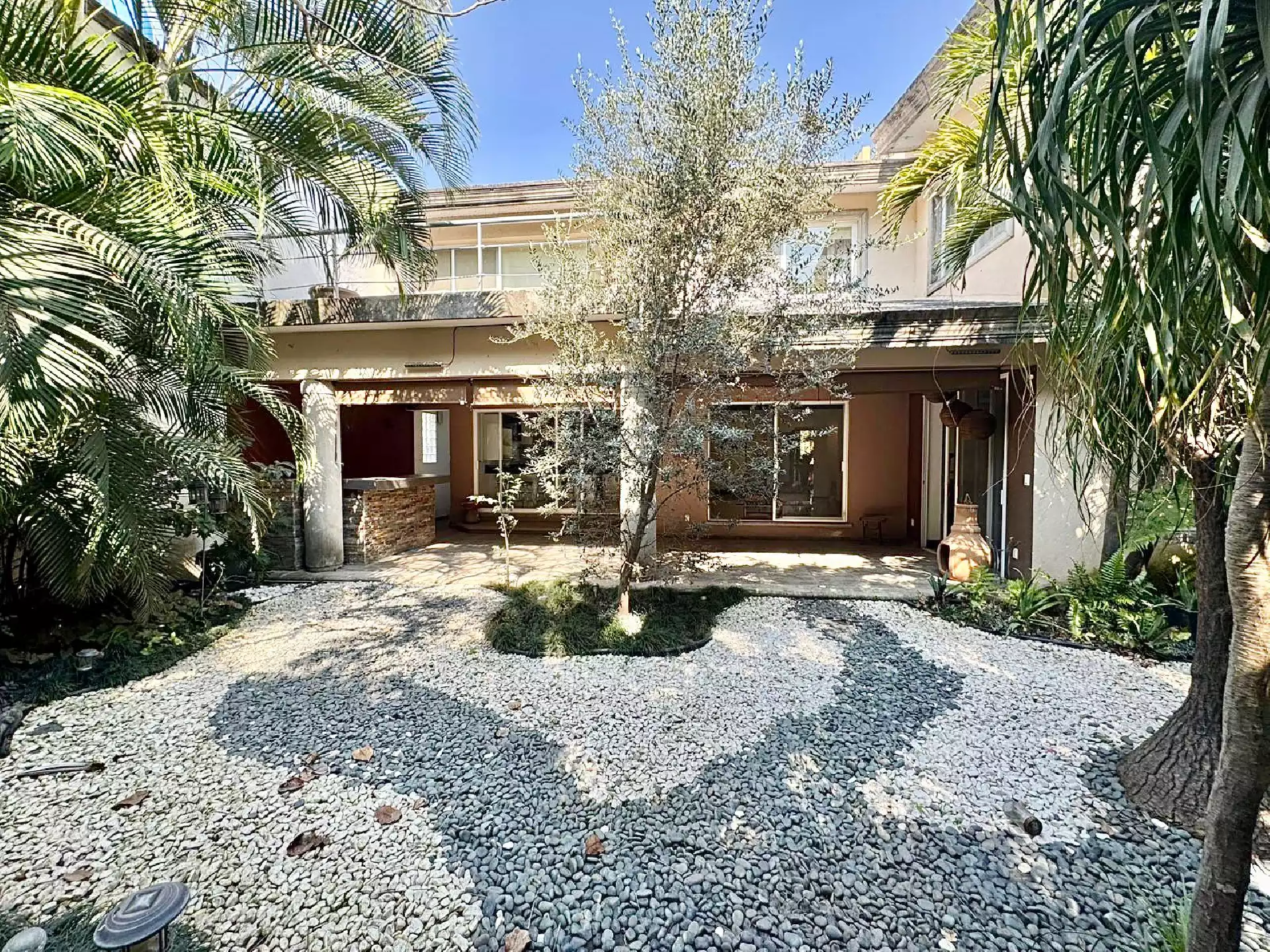 Hermosa residencia acabados de lujo fraccion vigilancia 24/7 en Palmira Tinguindin