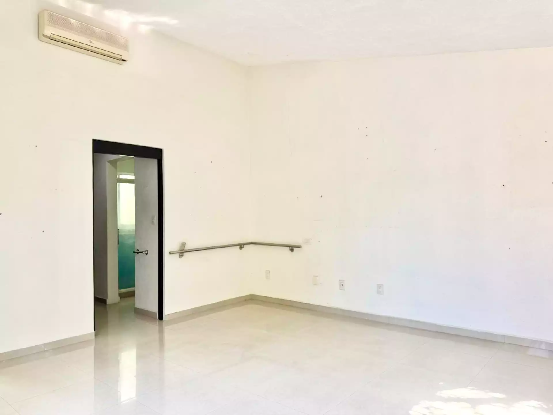 Hermosa residencia acabados de lujo fraccion vigilancia 24/7 en Palmira Tinguindin