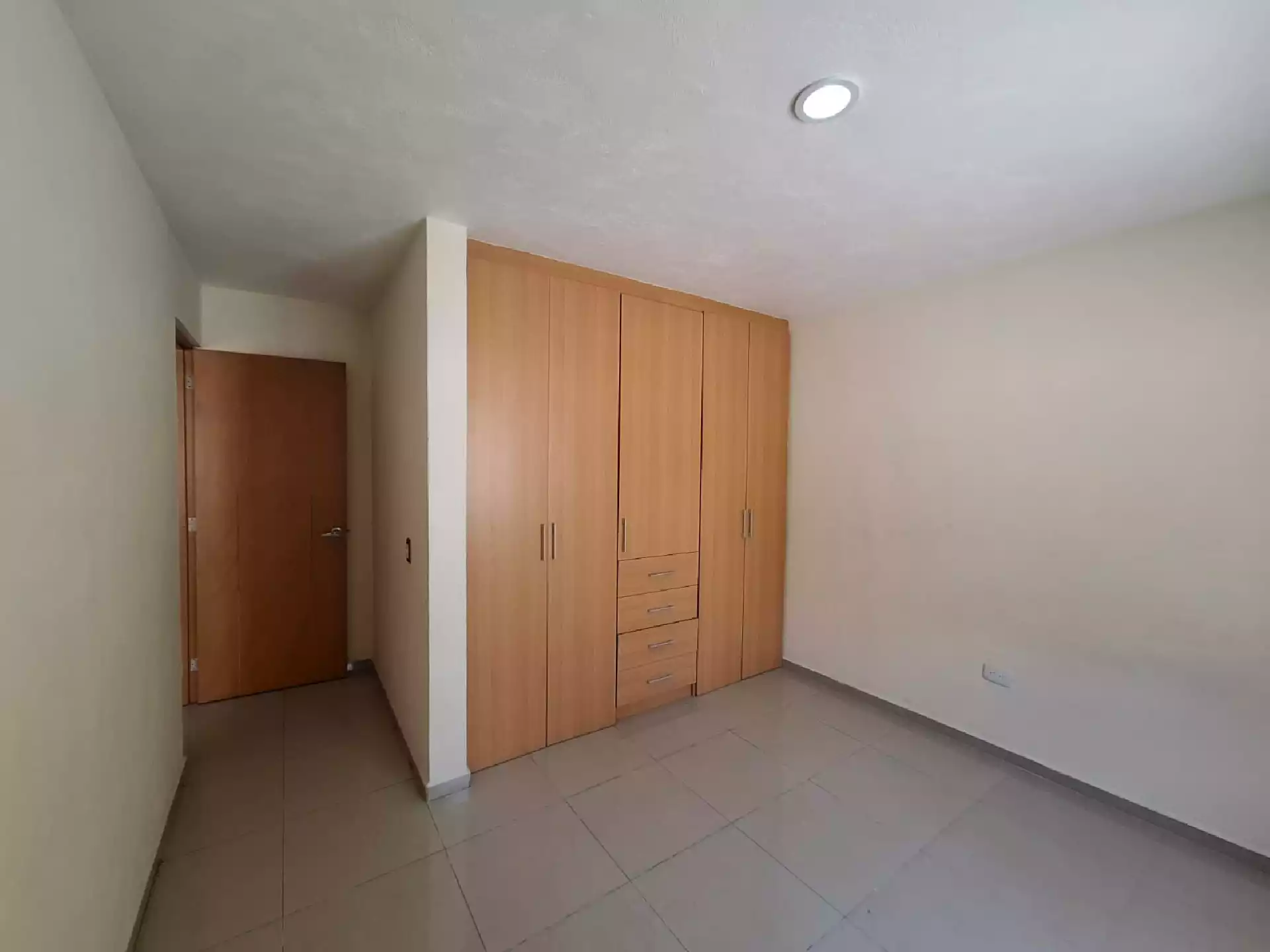 En renta hermoso y céntrico departamento a unos metros de Real San Juan, colonia Chapultepec.