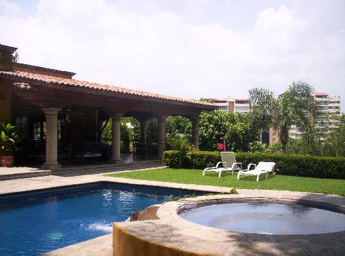 RESIDENCIA EN VENTA EN PALMIRA CUERNAVACA CON VIGILANCIA
