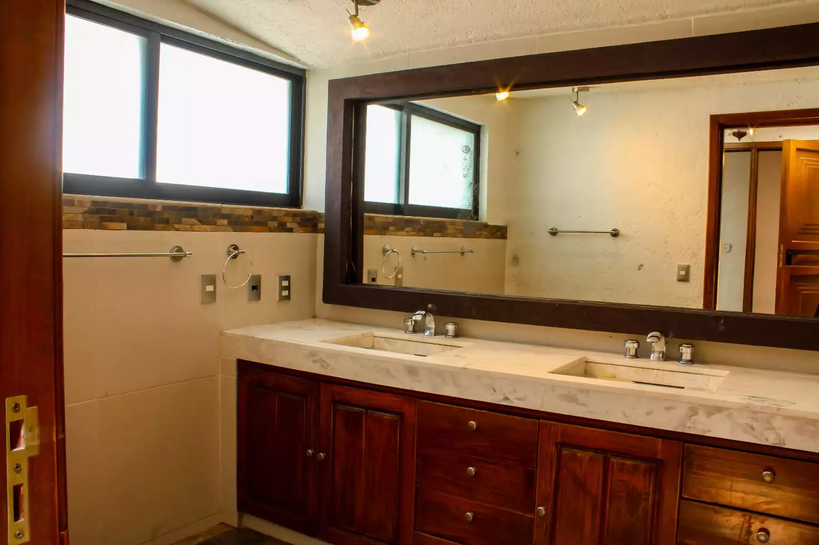 CASA EN RENTA Y VENTA – UNA SOLA PLANTA EN VISTA HERMOSA, CUERNAVACA.