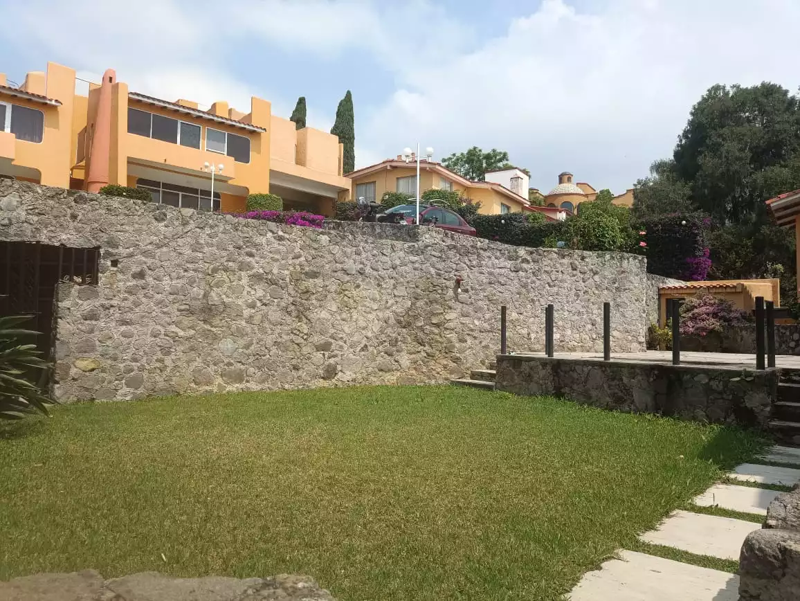 Ubicada al norte de Cuernavaca, Morelos, zona con clima fresco y agradable.