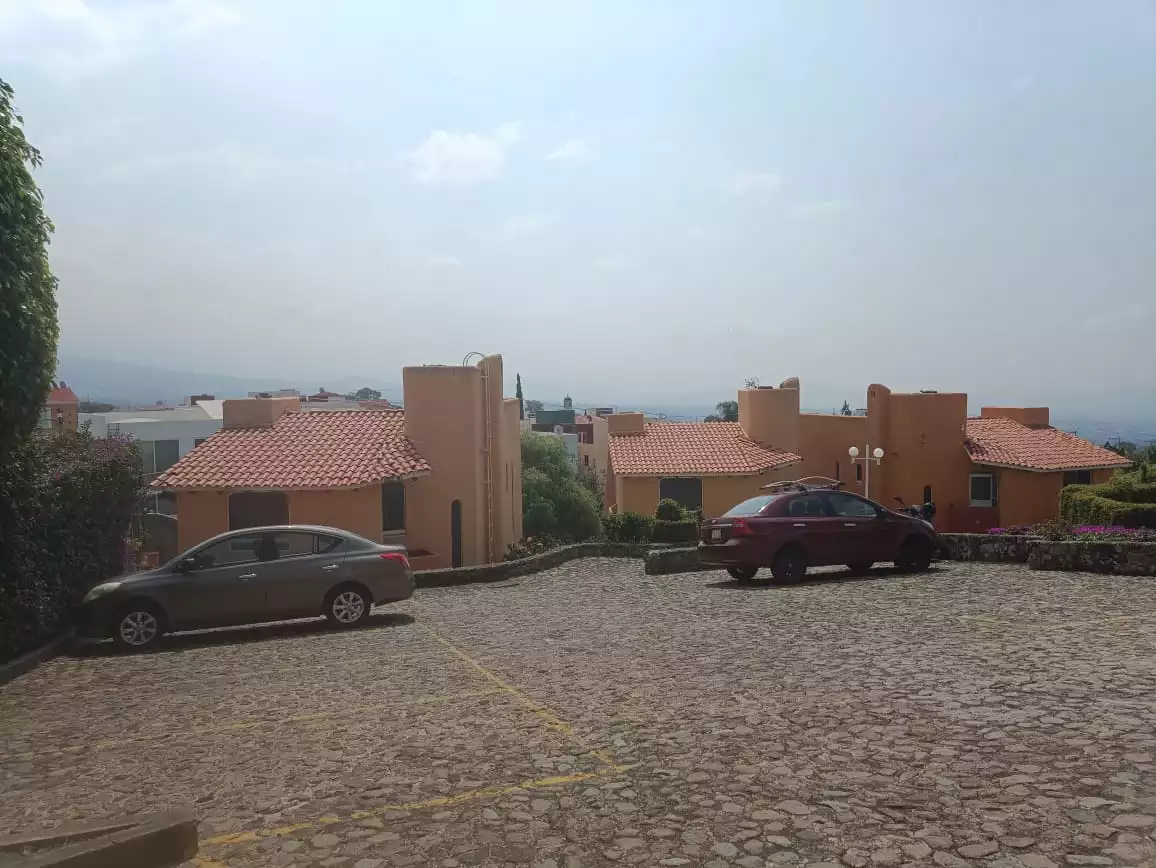 Ubicada al norte de Cuernavaca, Morelos, zona con clima fresco y agradable.