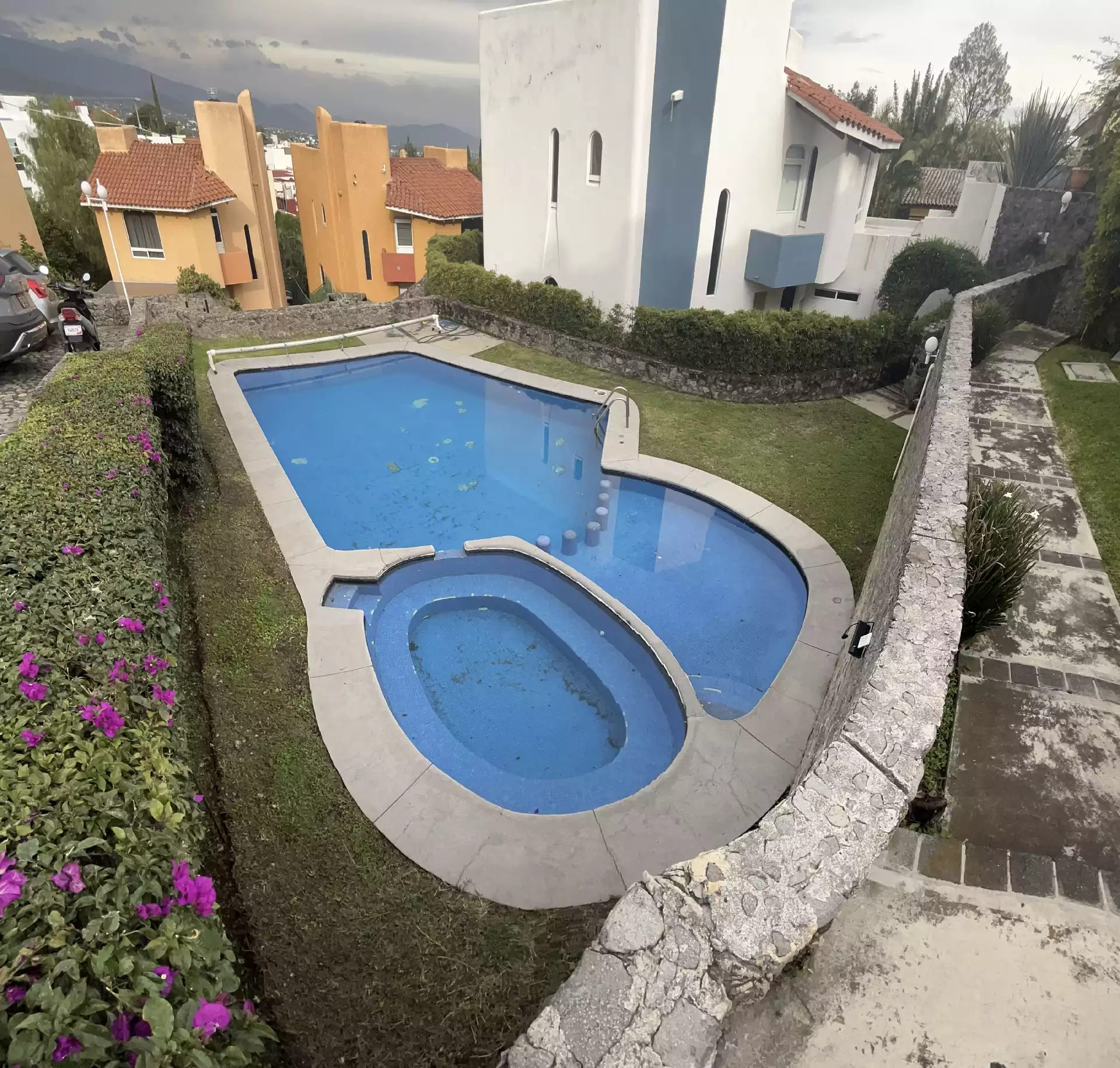 Ubicada al norte de Cuernavaca, Morelos, zona con clima fresco y agradable.