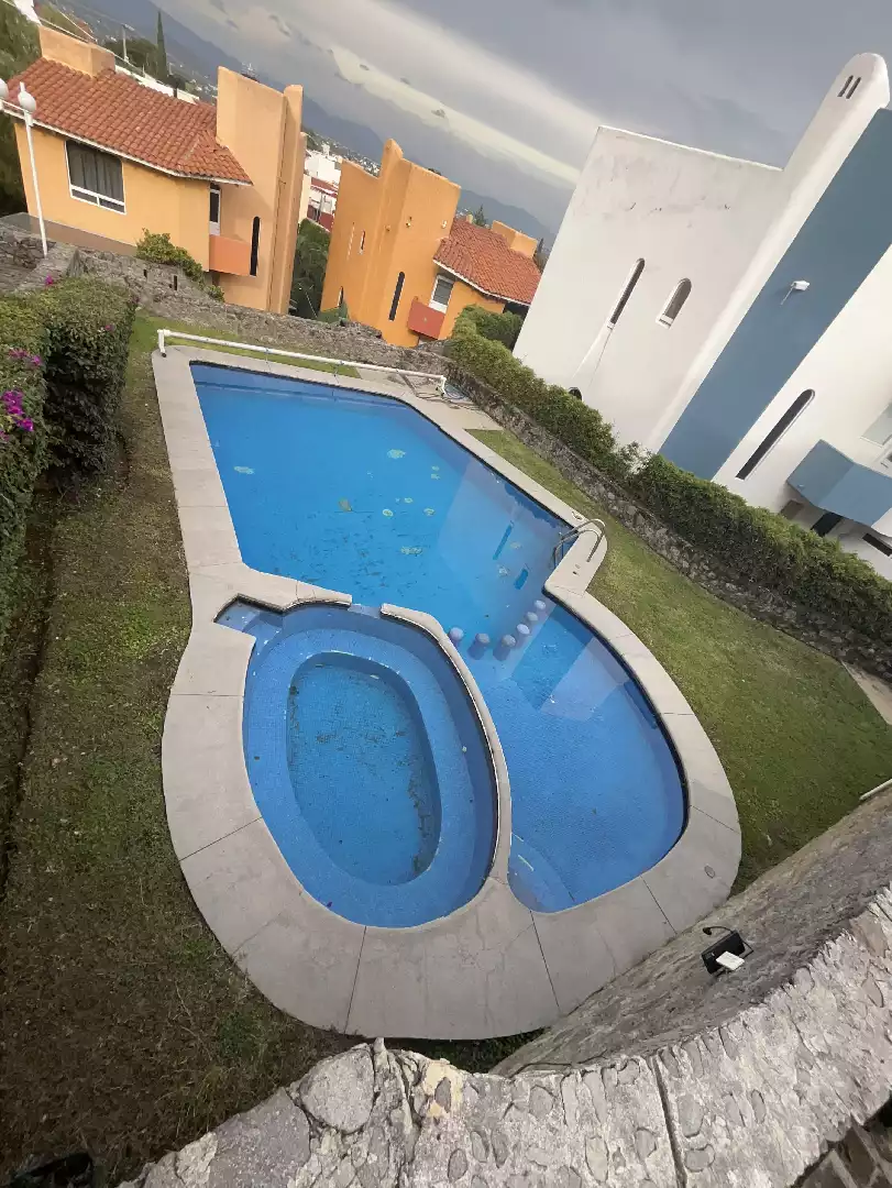 Ubicada al norte de Cuernavaca, Morelos, zona con clima fresco y agradable.