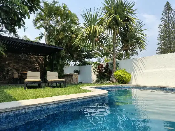 CASA EN RENTA EN FRACCIONAMIENTO CLUB DE GOLF | ALBERCA, JACUZZI Y JARDÍN PRIVADO
