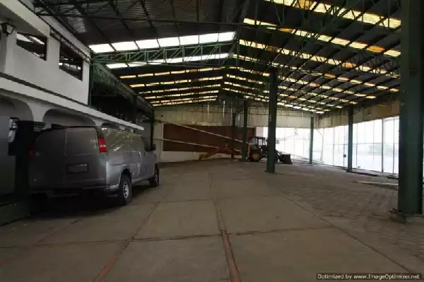 Bodega en Satélite