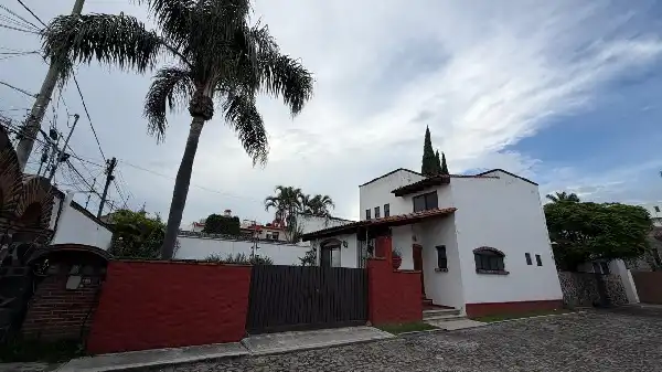 CASA EN ZONA DORADA VISTA HERMOSA! CLAVE RCS999