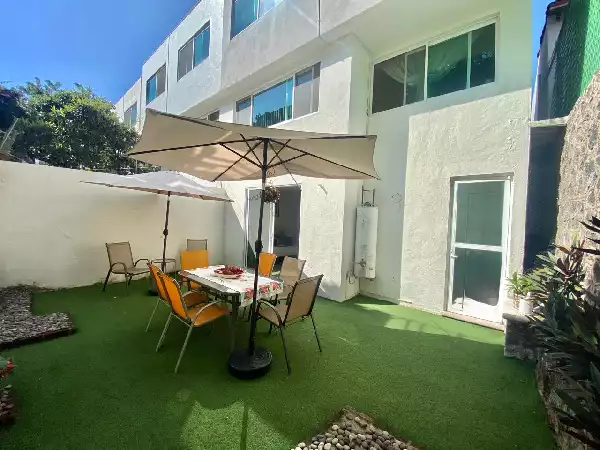 Casa Amueblada en Renta en Cuernavaca zona Norte en Condominio con Jardín Privado.