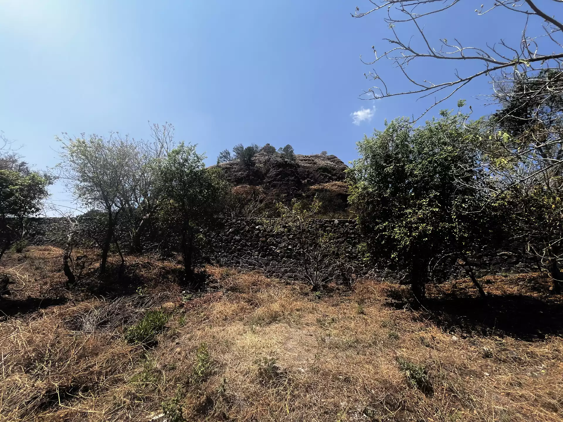 Terreno en Venta en Privada con Portón de acceso en Tepoztlán Morelos