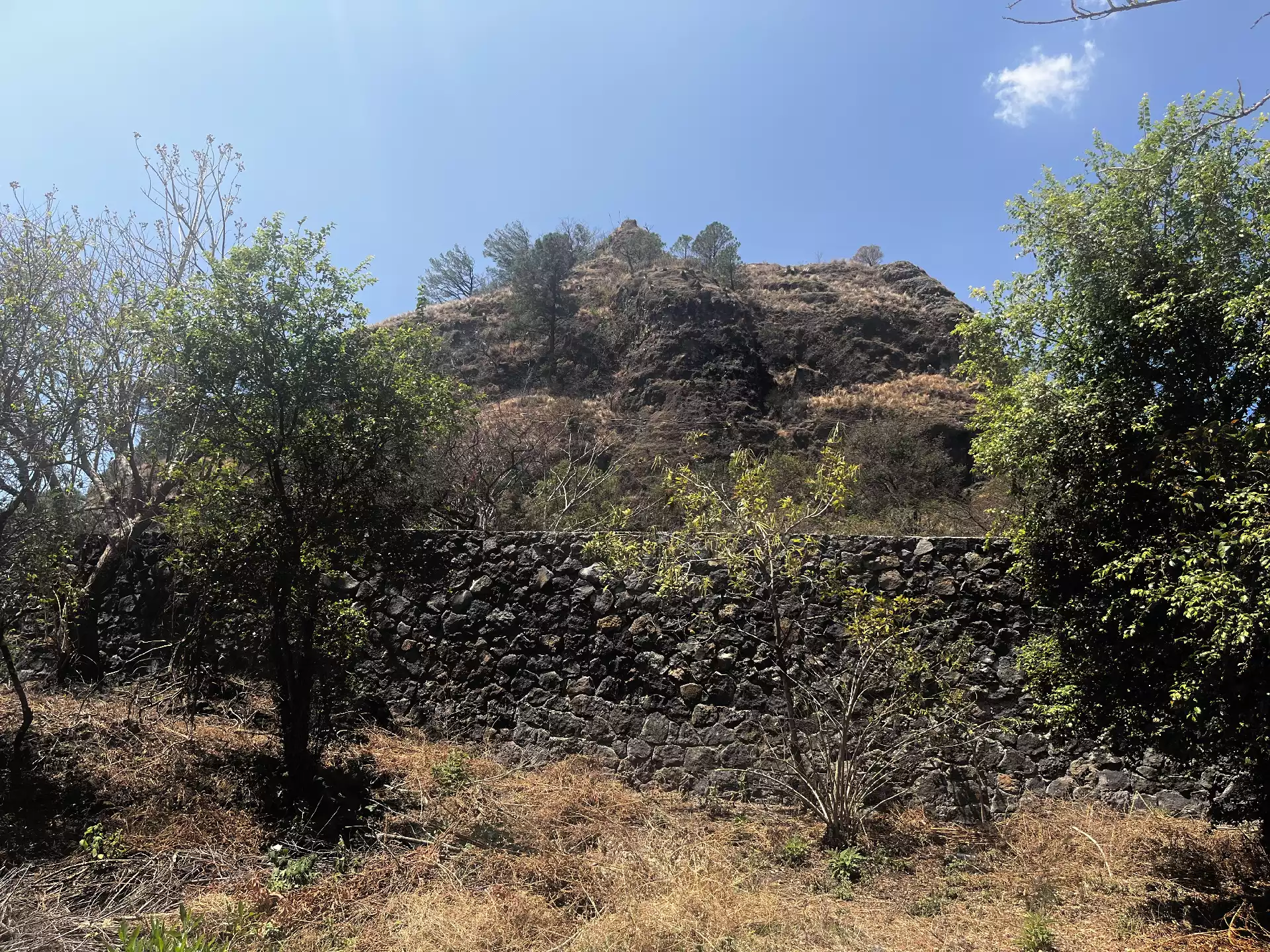 Terreno en Venta en Privada con Portón de acceso en Tepoztlán Morelos