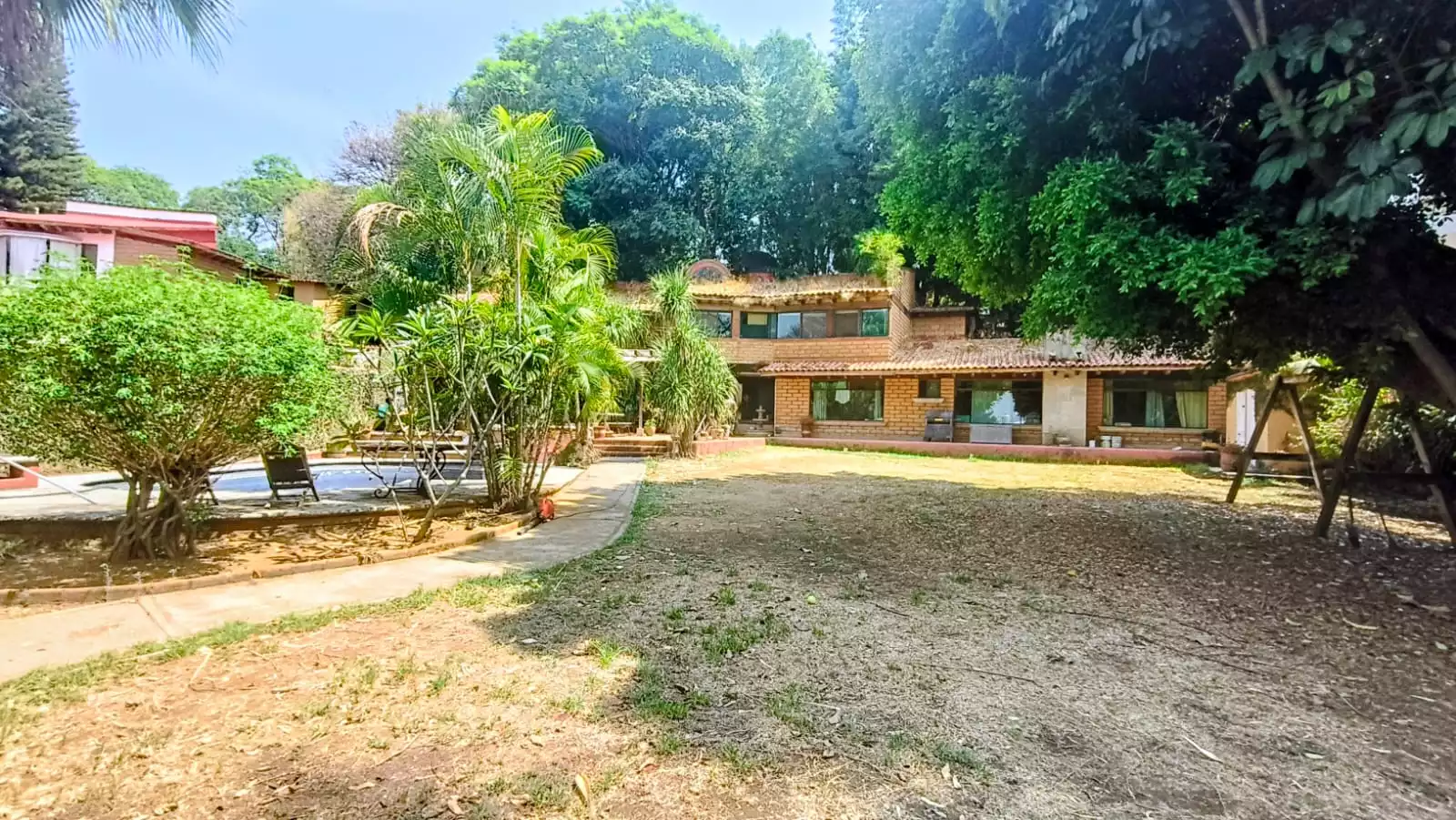 CASA SOLA EN ZONA NORTE CON AMPLIO JARDÍN
