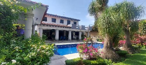 CASA SOLA EN VENTA CON BUEN JARDÍN EN JIUTEPEC MORELOS