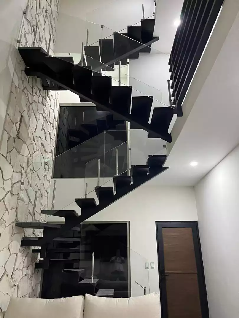 CASA EN VENTA EN FRACC. CON VIGILANCIA. AMPLIACIÓN VISTA HERMOSA