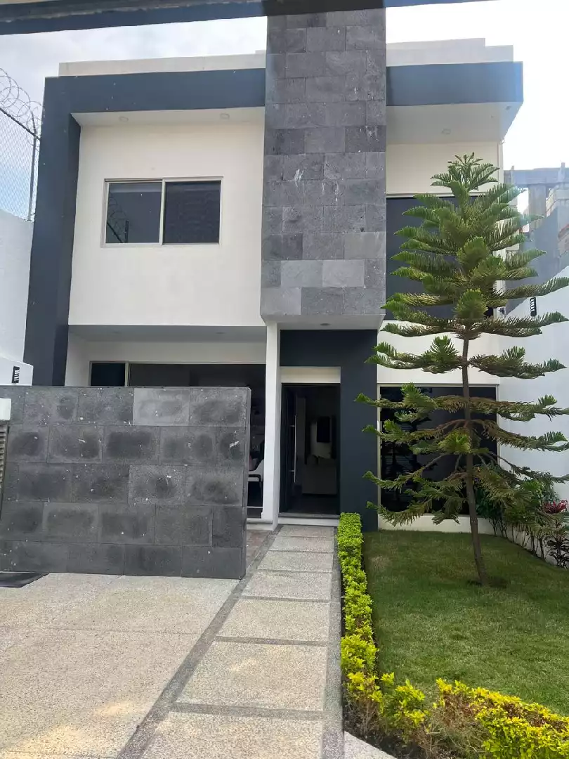 CASA EN VENTA EN FRACC. CON VIGILANCIA. AMPLIACIÓN VISTA HERMOSA
