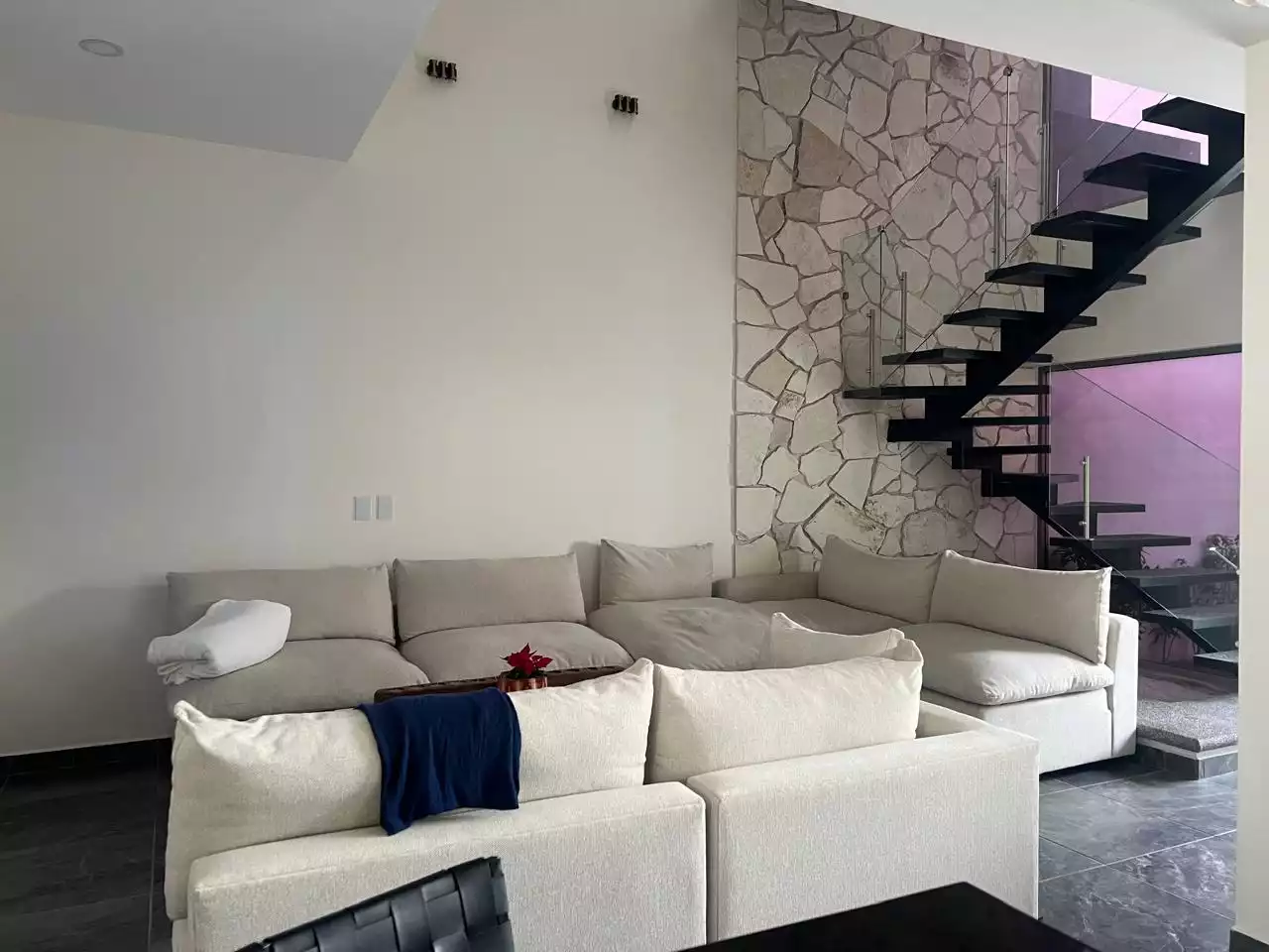 CASA EN VENTA EN FRACC. CON VIGILANCIA. AMPLIACIÓN VISTA HERMOSA