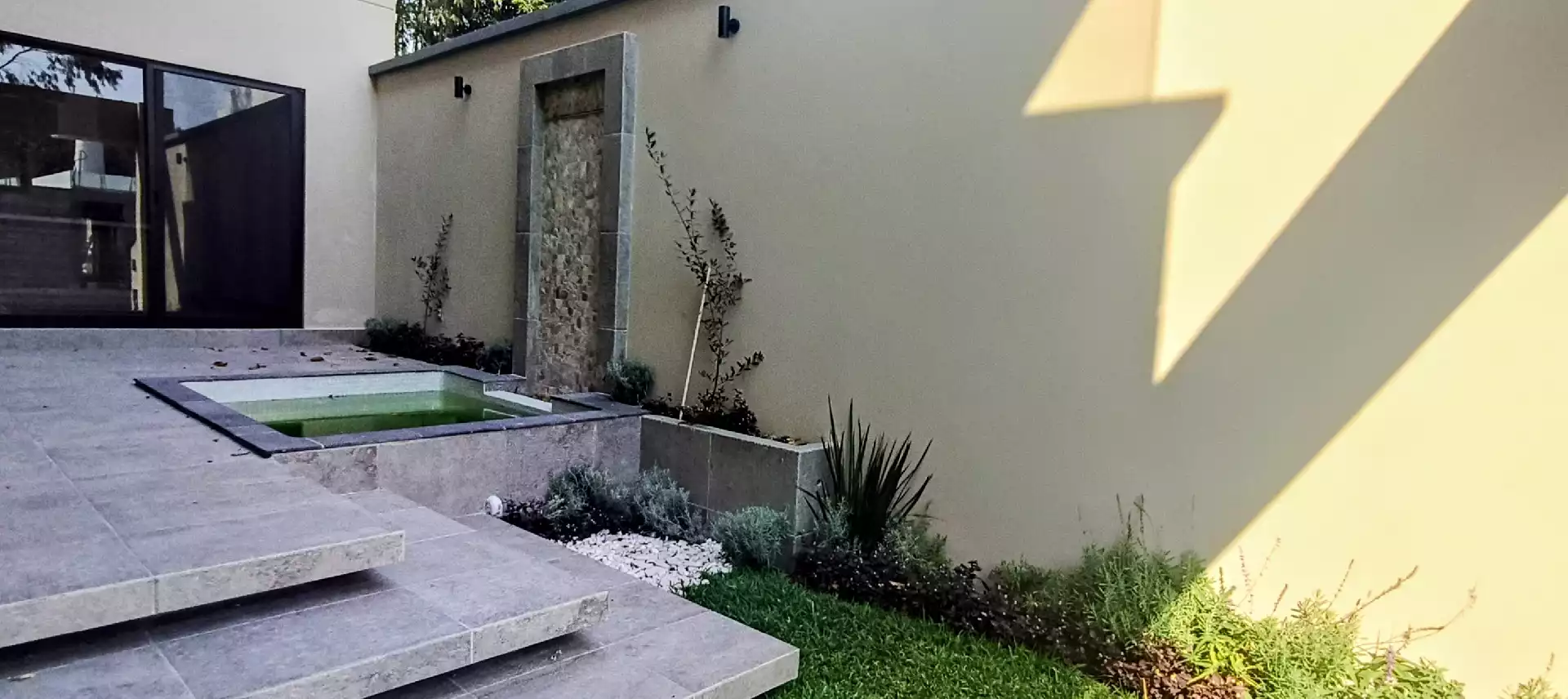CASA EN VENTA EN RESIDENCIAL MAXIMILIANO, ACAPATZINGO, CUERNAVACA MOR.
