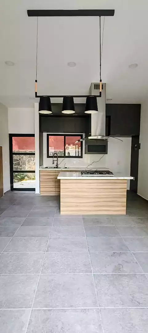 CASA EN VENTA EN RESIDENCIAL MAXIMILIANO, ACAPATZINGO, CUERNAVACA MOR.