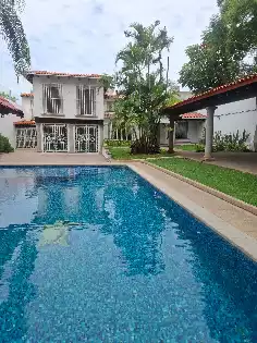 CASA SOLA  CON ALBERCAEN VISTA HERMOSA EN CUERNAVACA MORELOS