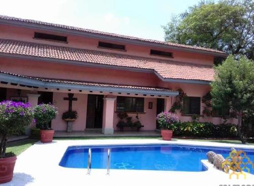 Hermosa residencia en el club de Golf-Tabachines