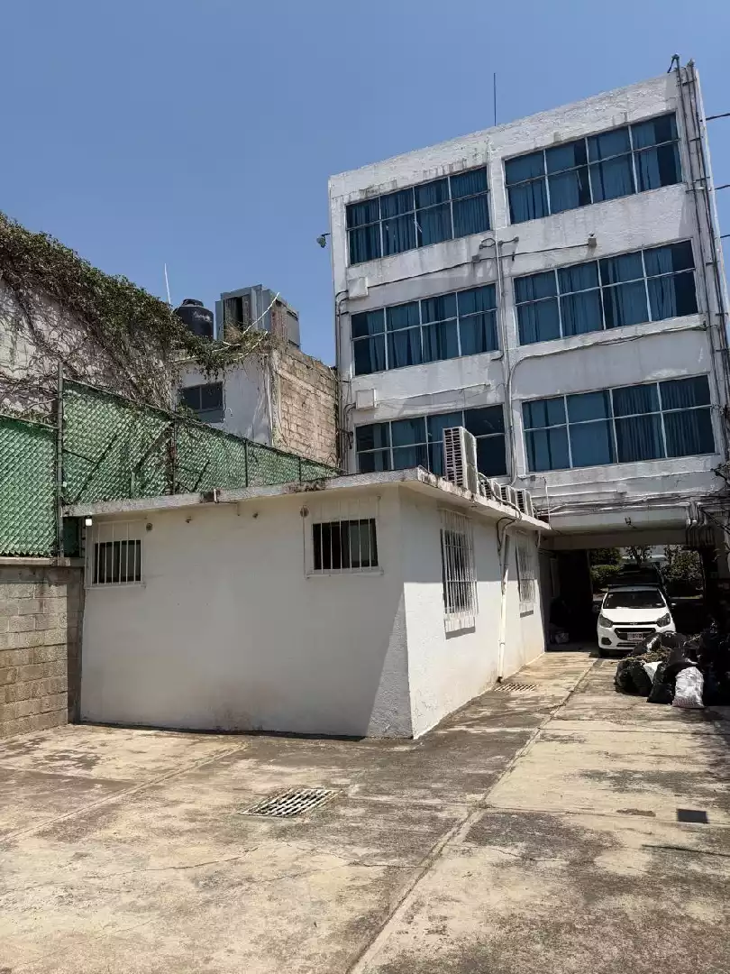 Remate de edificio sobre Av Teopanzolco Cuernavaca