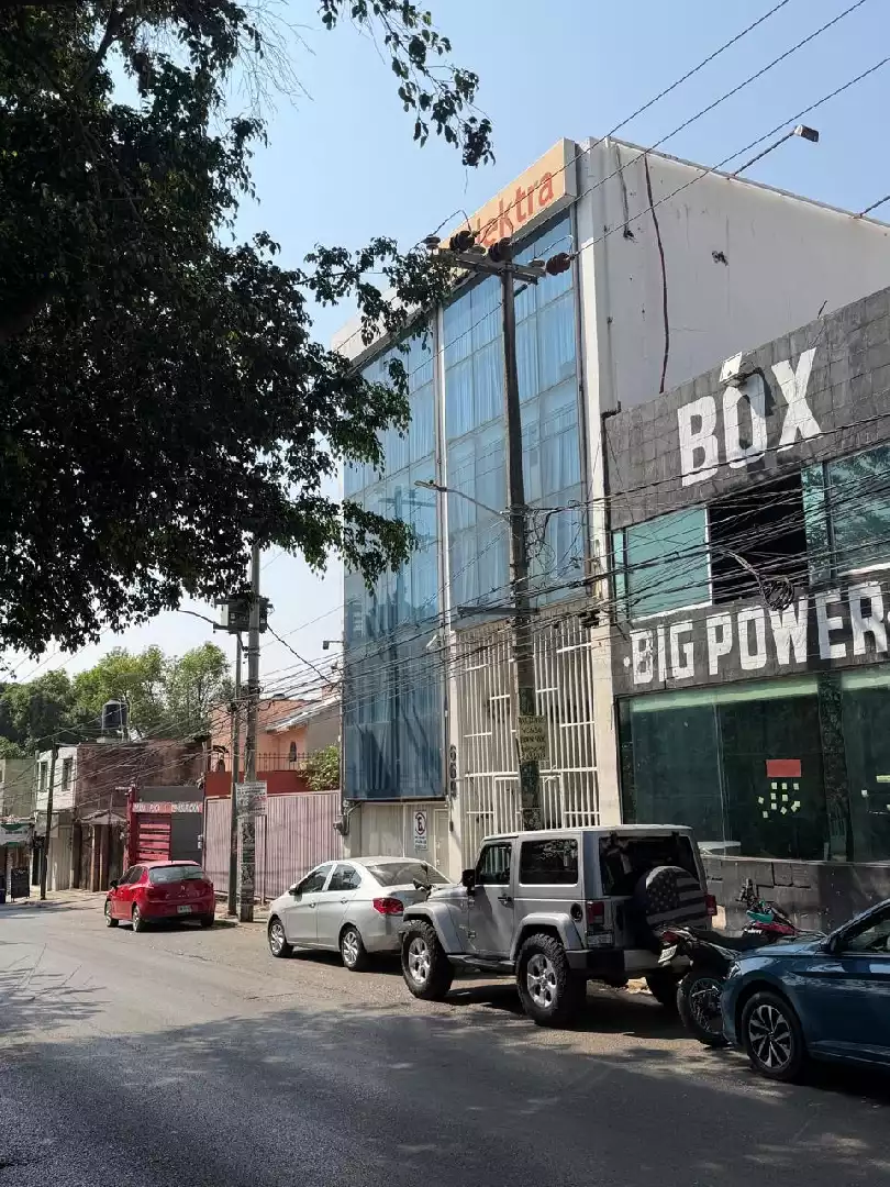 Remate de edificio sobre Av Teopanzolco Cuernavaca