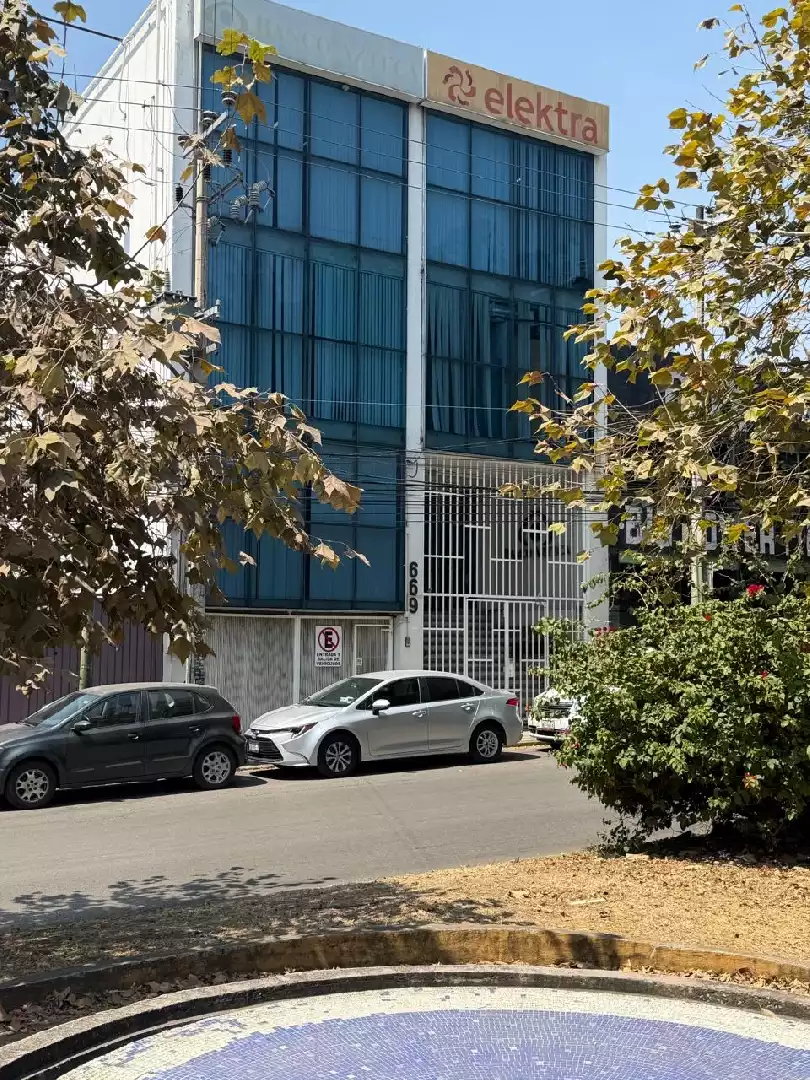 Remate de edificio sobre Av Teopanzolco Cuernavaca