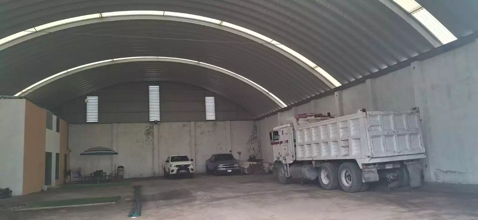 Bodega con departamento amueblado en renta