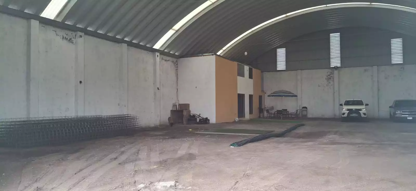 Bodega con departamento amueblado en renta