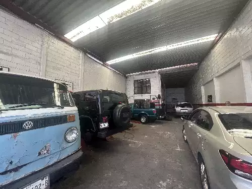 Se Vende Llantera con Departamento y oficinas